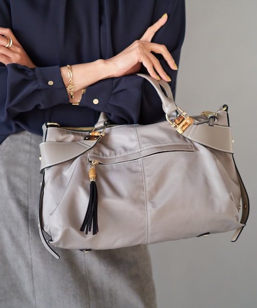 RIVE DROITE（リヴドロワ）の「《予約》【定番人気のバッグが今季も登場】A４ナイロン2wayバンブーバッグ（トートバッグ・レディース・ベージュ/グレー・F）」の2枚目の写真
