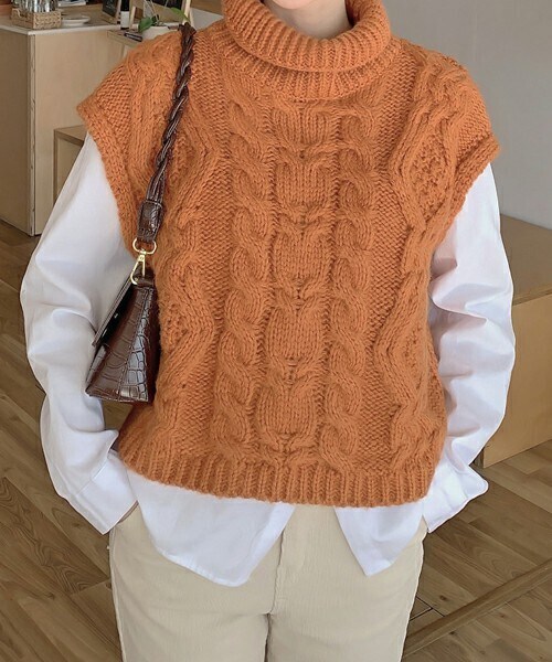 DHOLIC（ディーホリック）の「[ririnco] タートルネックケーブルニットベスト（ベスト・レディース・ホワイト/オレンジ/ブルー・ONESIZE）」の3枚目の写真