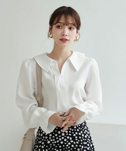 DHOLIC（ディーホリック）の「カラースリットネックブラウス（シャツ/ブラウス・レディース・その他/ベージュ/ホワイト・ONESIZE）」の2枚目の写真