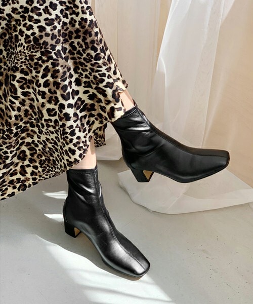 DHOLIC(ディーホリック)の「裏起毛スクエアアンクルブーツ(ブーツ・レディース・ブラック/ブラウン/ホワイト・225/230/235/240/245/250)」の1枚目の写真