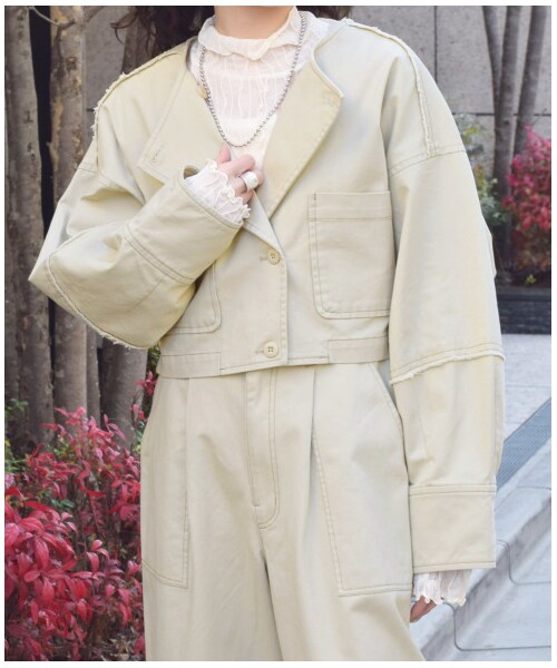 w closet(ダブルクローゼット)の「配色ステッチ袖ボリュームショートジャケット【2月中旬入荷】(ジャケット/アウター・レディース・Lベージュ/カーキ・FREE/M/L)」の4枚目の写真