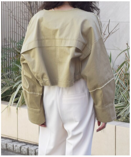 w closet(ダブルクローゼット)の「配色ステッチ袖ボリュームショートジャケット【2月中旬入荷】(ジャケット/アウター・レディース・Lベージュ/カーキ・FREE/M/L)」の17枚目の写真