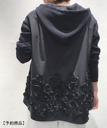 希少美品 BEARDSLEY 後ろテープ刺繍フードパーカー　ブラック BEARDSLEY（ビアズリー）の「《予約》後ろテープ刺繍フード