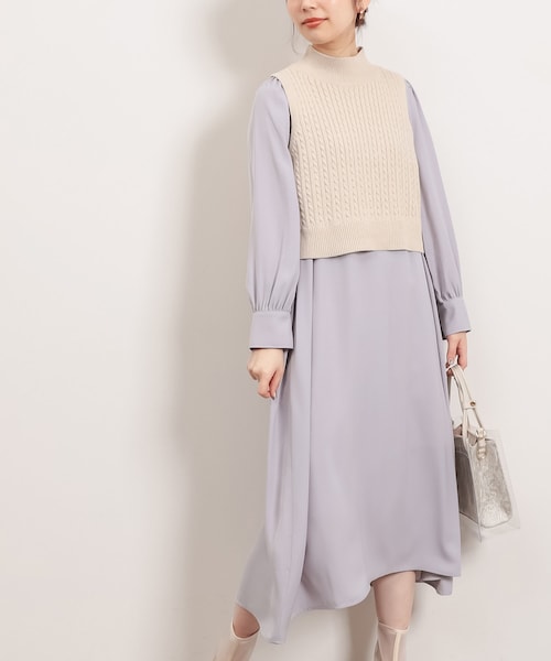 natural couture(ナチュラルクチュール)の「配色ステッチワンピース+ノースリニットベストセット(ワンピース・レディース・アイボリー/ライトベージュ/ブラック・FREE)」の1枚目の写真