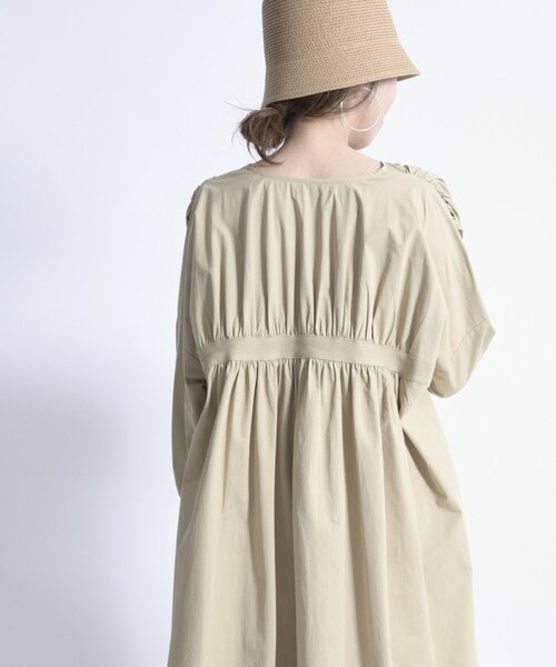 DouDou（ドゥドゥ）の「バックギャザーワンピコート（その他アウター・レディース・アイボリー/ベージュ・F）」の2枚目の写真