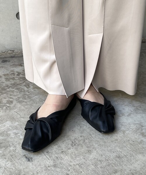 CAPRICIEUX LE'MAGE（カプリシューレマージュ）の「ツイストミュール（その他シューズ・レディース・アイボリー/ブラック・23.5/24.5）」の2枚目の写真