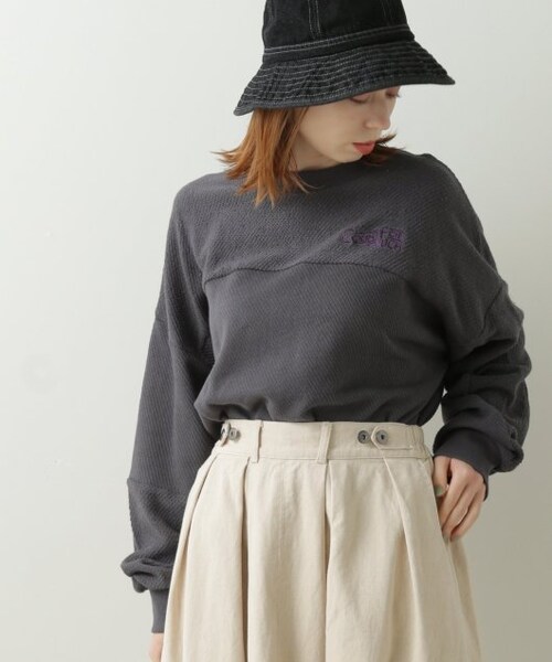 OUTLET(アウトレット)の「バイヤス裏毛刺繍プルオーバー(トップス・レディース・ベージュ/オレンジ/スミクロ・FREE)」の17枚目の写真