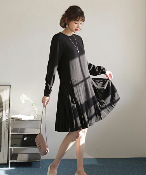 DHOLIC（ディーホリック）の「プリーツミディワンピース（ワンピース・レディース・ベージュ/ブラック・ONESIZE）」の2枚目の写真