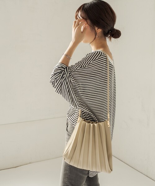 CAPRICIEUX LE'MAGE（カプリシューレマージュ）の「パスケースポーチ付プリーツバッグ（トートバッグ・レディース・グレージュ/アイボリー・F）」の2枚目の写真