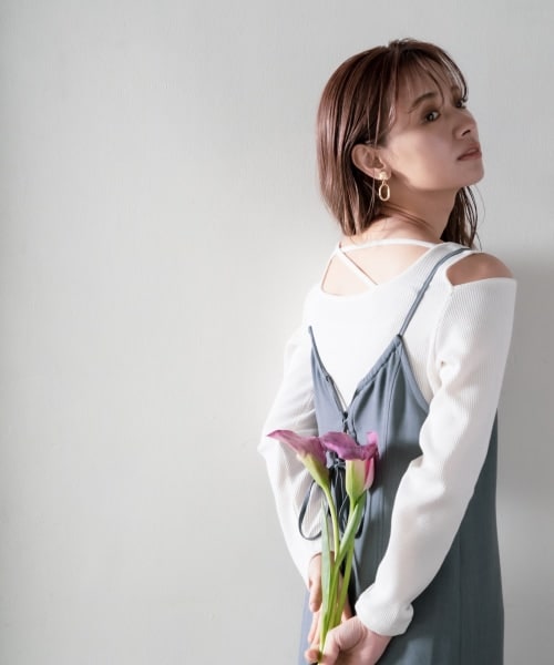 mysty woman(ミスティウーマン)の「バックシャンアシメネックプルオーバー(トップス・レディース・オフホワイト/ブラック/カーキ・F)」の1枚目の写真