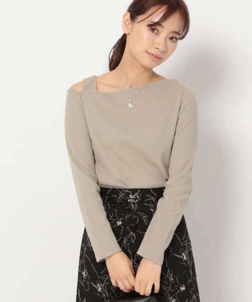 mysty woman(ミスティウーマン)の「バックシャンアシメネックプルオーバー(トップス・レディース・オフホワイト/ブラック/カーキ・F)」の3枚目の写真