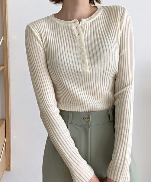 DHOLIC（ディーホリック）の「ヘンリーネックリブスリムニット（ニット/セーター・レディース・オレンジ/ホワイト/ベージュ/ブラック/ブルー・ONESIZE）」の2枚目の写真