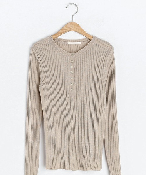 DHOLIC（ディーホリック）の「ヘンリーネックリブスリムニット（ニット/セーター・レディース・オレンジ/ホワイト/ベージュ/ブラック/ブルー・ONESIZE）」の4枚目の写真