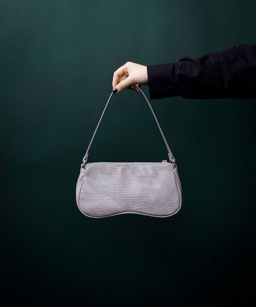 COLONY 2139(コロニートゥーワンスリーナイン)の「【@sakina_yamamoto】サステナビリティレザークロコ横長バッグ(ショルダーバッグ・レディース・グレー/ブラック・FREE)」の2枚目の写真