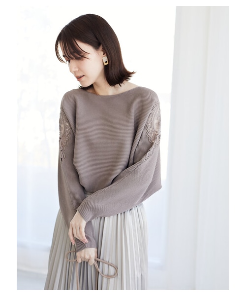 Green　Parks（グリーンパークス）の「・furry rate ショルダーレースプルオーバー（トップス・オフホワイト/ライトベージュ/モカ/ライトカーキ・F）」の5枚目の写真