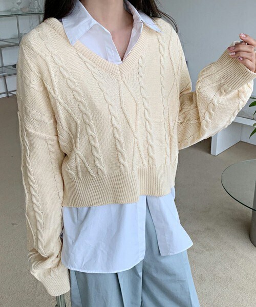 DHOLIC(ディーホリック)の「ケーブルVネックニット(ニット/セーター・レディース・ホワイト/グリーン/ブルー/ブラック・ONESIZE)」の1枚目の写真