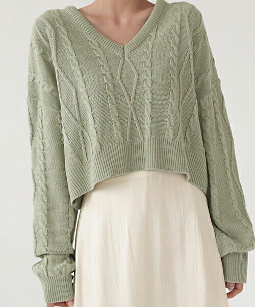 DHOLIC(ディーホリック)の「ケーブルVネックニット(ニット/セーター・レディース・ホワイト/グリーン/ブルー/ブラック・ONESIZE)」の3枚目の写真