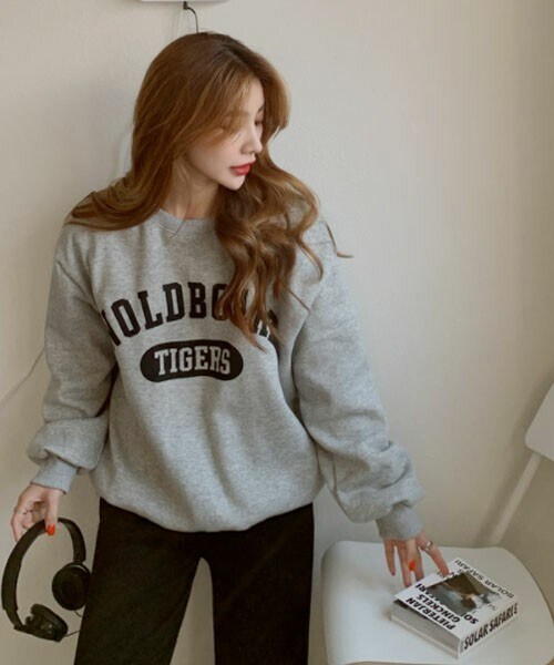 DHOLIC STYLE（ディーホリックスタイル）の「[ontheriver] 裏起毛ロゴスウェット（スウェット・レディース・パープル/グリーン/グレー・FREE）」の2枚目の写真