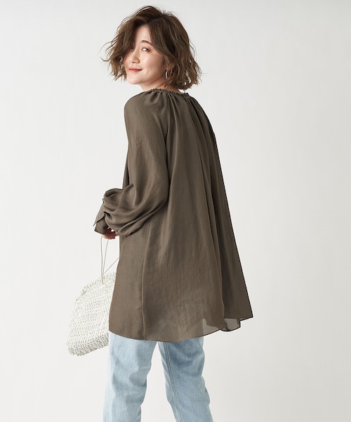 RIVE DROITE（リヴドロワ）の「【《一枚で春らしい柔らかな印象に》手洗い可】ボリュームスモックブラウス（シャツ/ブラウス・レディース・オフホワイト/カーキ/モカ・F）」の2枚目の写真