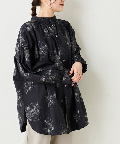 PUAL CE CIN（ピュアルセシン）の「線描き花束プリント 2WAYブラウス（シャツ/ブラウス・レディース・ホワイト/グレイッシュベージュ/チャコールグレー・FREE）」の2枚目の写真