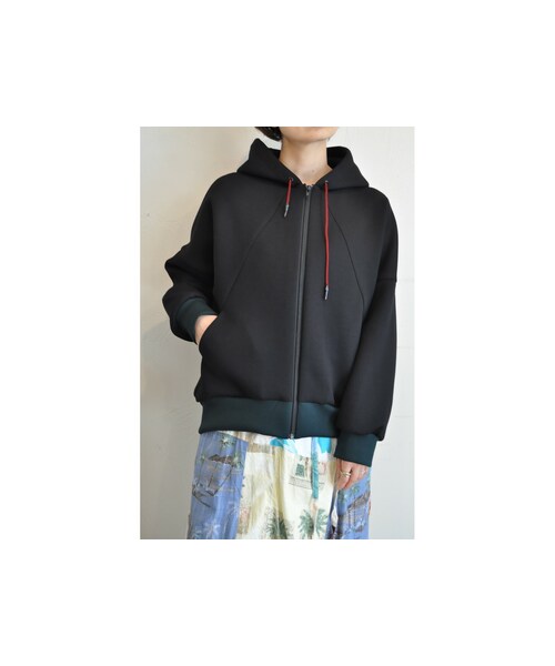 hippiness(ヒッピネス)の「カッティングパーカー(パーカー・レディース・ブラック/ブラウン/レッド・one)」の1枚目の写真