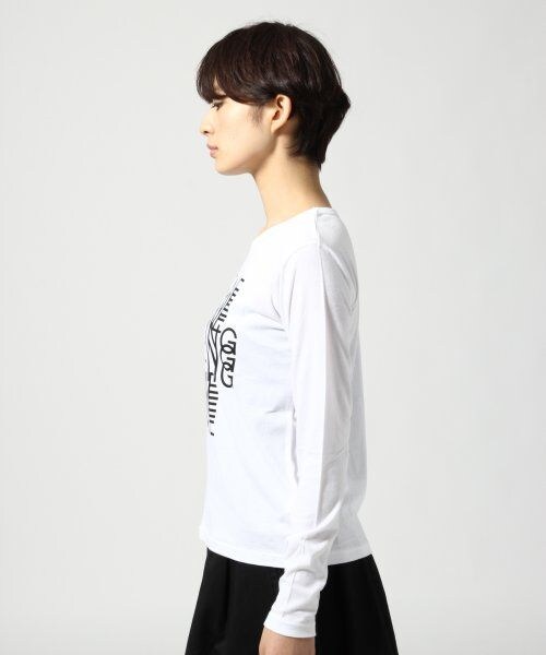 JEANASIS(ジーナシス)の「レイヤードロゴプリントTEE(トップス・レディース・オフホワイト/ブラック/グレー・FREE)」の4枚目の写真