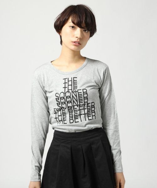 JEANASIS(ジーナシス)の「レイヤードロゴプリントTEE(トップス・レディース・オフホワイト/ブラック/グレー・FREE)」の3枚目の写真