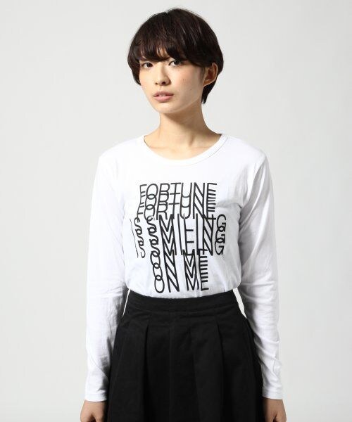 JEANASIS(ジーナシス)の「レイヤードロゴプリントTEE(トップス・レディース・オフホワイト/ブラック/グレー・FREE)」の1枚目の写真