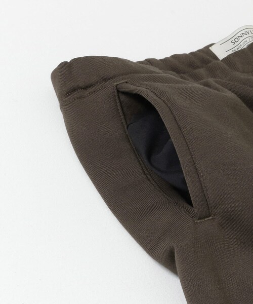 URBAN RESEARCH Sonny Label(アーバンリサーチサニーレーベル)の「シャイニー裏毛リラックスパンツ(その他・メンズ・ブラック/カーキ/ベージュ・M/L)」の16枚目の写真