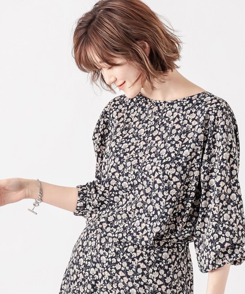 RIVE DROITE(リヴドロワ)の「《予約》【《華奢見せ効果抜群》手洗い可】フラワーボリュームスリーブブラウス(シャツ/ブラウス・レディース・オフホワイト/ネイビー・F)」の2枚目の写真