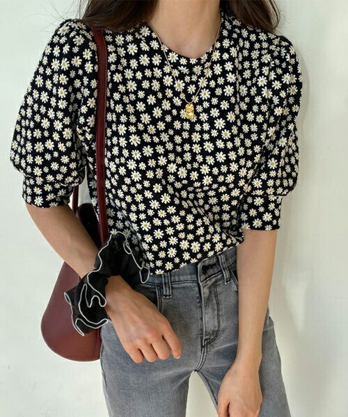 DHOLIC(ディーホリック)の「パフスリーブ花柄Tシャツ(Tシャツ/カットソー・レディース・ブラック/ブルー・ONESIZE)」の1枚目の写真
