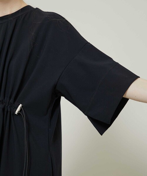 UJOH(ウジョー)の「ドローコードドレス (U781-T12-009)(ワンピース/ドレス・レディース・BLACK・2)」の7枚目の写真