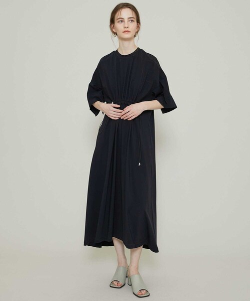 UJOH(ウジョー)の「ドローコードドレス (U781-T12-009)(ワンピース/ドレス・レディース・BLACK・2)」の2枚目の写真