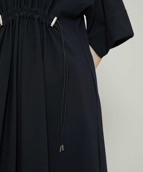 UJOH(ウジョー)の「ドローコードドレス (U781-T12-009)(ワンピース/ドレス・レディース・BLACK・2)」の8枚目の写真