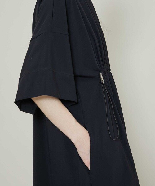 UJOH(ウジョー)の「ドローコードドレス (U781-T12-009)(ワンピース/ドレス・レディース・BLACK・2)」の9枚目の写真
