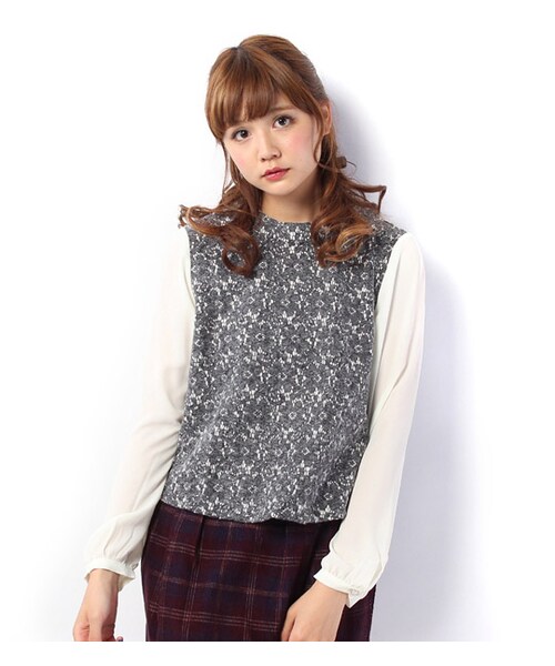 PAGEBOY(ページボーイ)の「起毛レース使いバックボタンカットソー(トップス・レディース・オフホワイト/ブラック/ネイビー)」の2枚目の写真