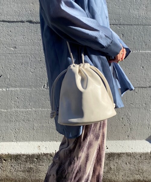 PAGEBOY（ページボーイ）の「【PAGEBOYLIM】レザーキンチャクバック【WEB先行予約アイテム】（バッグ・レディース・ブラック/オフホワイト・なし）」の2枚目の写真