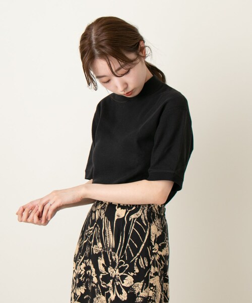 Kastane(カスタネ)の「HEALTH KNIT ベーシックモックネックプルオーバー(Tシャツ/カットソー・レディース・オフホワイト/チャコールグレー/ブラック/ブラックその他1・FREE)」の2枚目の写真