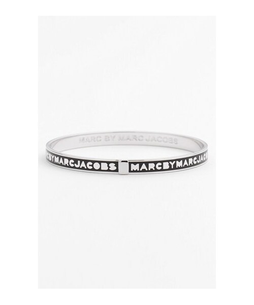 Marc by Marc Jacobs（マークバイマークジェイコブス）の「MARC BY MARC JACOBS 'Classic Marc' Logo Bangle（ブレスレット・Black/ Silver/Infra Red/ Gold）」の2枚目の写真