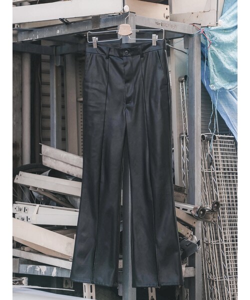 YohKi（ヨウキ）の「"Nisekawa" center slit fake leather flare pants (BLACK)（その他パンツ・レディース・BLACK・1/2/3）」の2枚目の写真