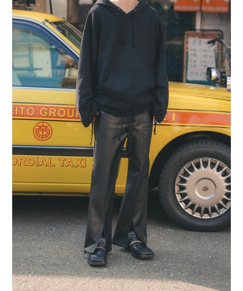 YohKi（ヨウキ）の「"Nisekawa" center slit fake leather flare pants (BLACK)（その他パンツ・レディース・BLACK・1/2/3）」の3枚目の写真