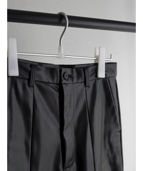 YohKi（ヨウキ）の「"Nisekawa" center slit fake leather flare pants (BLACK)（その他パンツ・レディース・BLACK・1/2/3）」の4枚目の写真