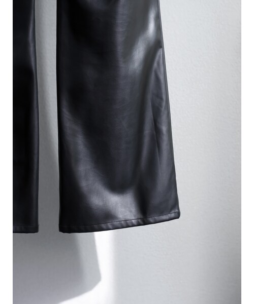 YohKi（ヨウキ）の「"Nisekawa" center slit fake leather flare pants (BLACK)（その他パンツ・レディース・BLACK・1/2/3）」の5枚目の写真
