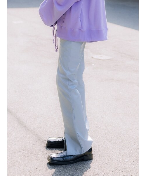 YohKi(ヨウキ)の「"Nisekawa" center slit fake leather flare pants (LIGHT BLUE)(その他パンツ・レディース・LIGHT BLUE・1/2/3)」の2枚目の写真