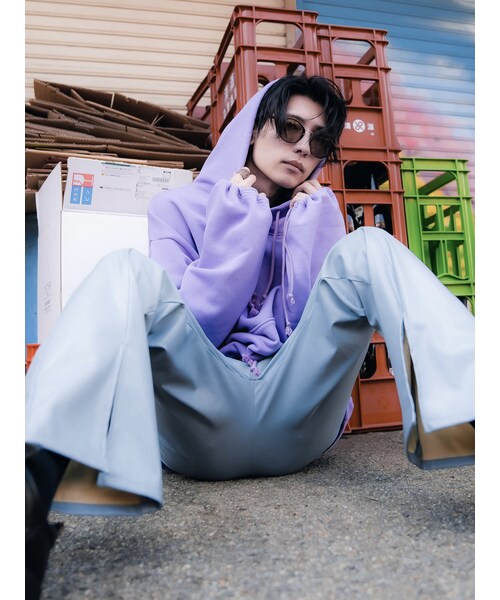 YohKi(ヨウキ)の「"Nisekawa" center slit fake leather flare pants (LIGHT BLUE)(その他パンツ・レディース・LIGHT BLUE・1/2/3)」の4枚目の写真
