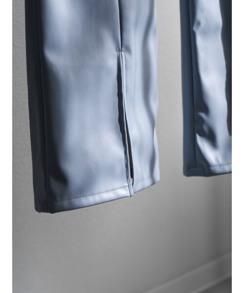 YohKi(ヨウキ)の「"Nisekawa" center slit fake leather flare pants (LIGHT BLUE)(その他パンツ・レディース・LIGHT BLUE・1/2/3)」の6枚目の写真