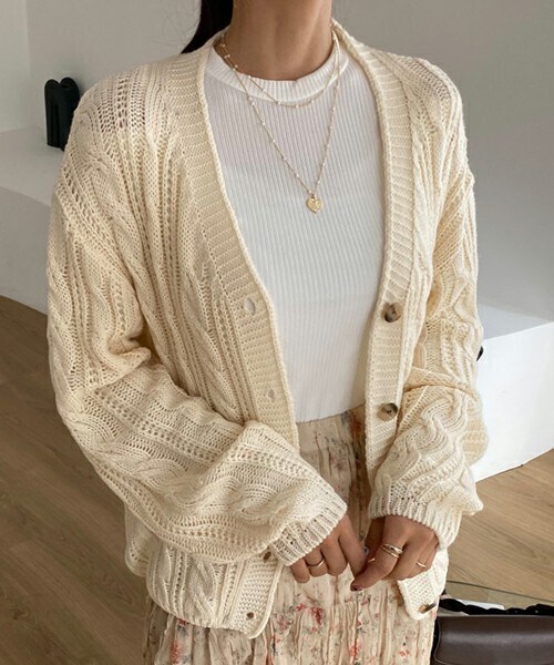 DHOLIC(ディーホリック)の「ツイストVネックカーディガン(カーディガン/ボレロ・レディース・ホワイト/グリーン/ベージュ/ブルー/ピンク/その他・ONESIZE)」の1枚目の写真