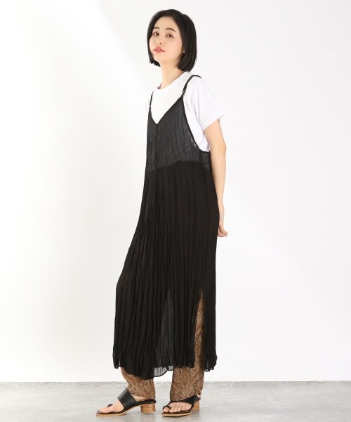 LOWRYS FARM（ローリーズファーム）の「シアープリーツキャミワンピ（ワンピース/ドレス・アイボリー/ブラック/グリーン/ブルー）」の2枚目の写真