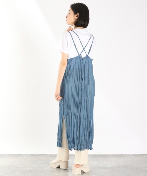 LOWRYS FARM（ローリーズファーム）の「シアープリーツキャミワンピ（ワンピース/ドレス・アイボリー/ブラック/グリーン/ブルー）」の4枚目の写真