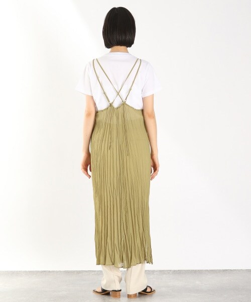 LOWRYS FARM（ローリーズファーム）の「シアープリーツキャミワンピ（ワンピース/ドレス・アイボリー/ブラック/グリーン/ブルー）」の6枚目の写真